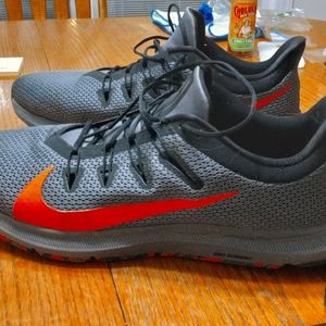 Nike Quest 2 SE
